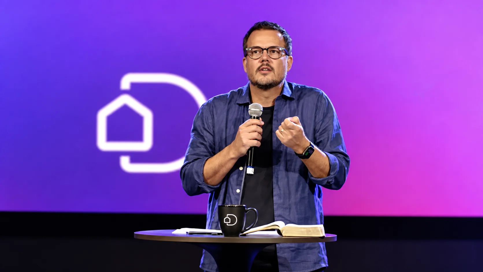 Pr. Gustavo Bessa ministrando a Palavra